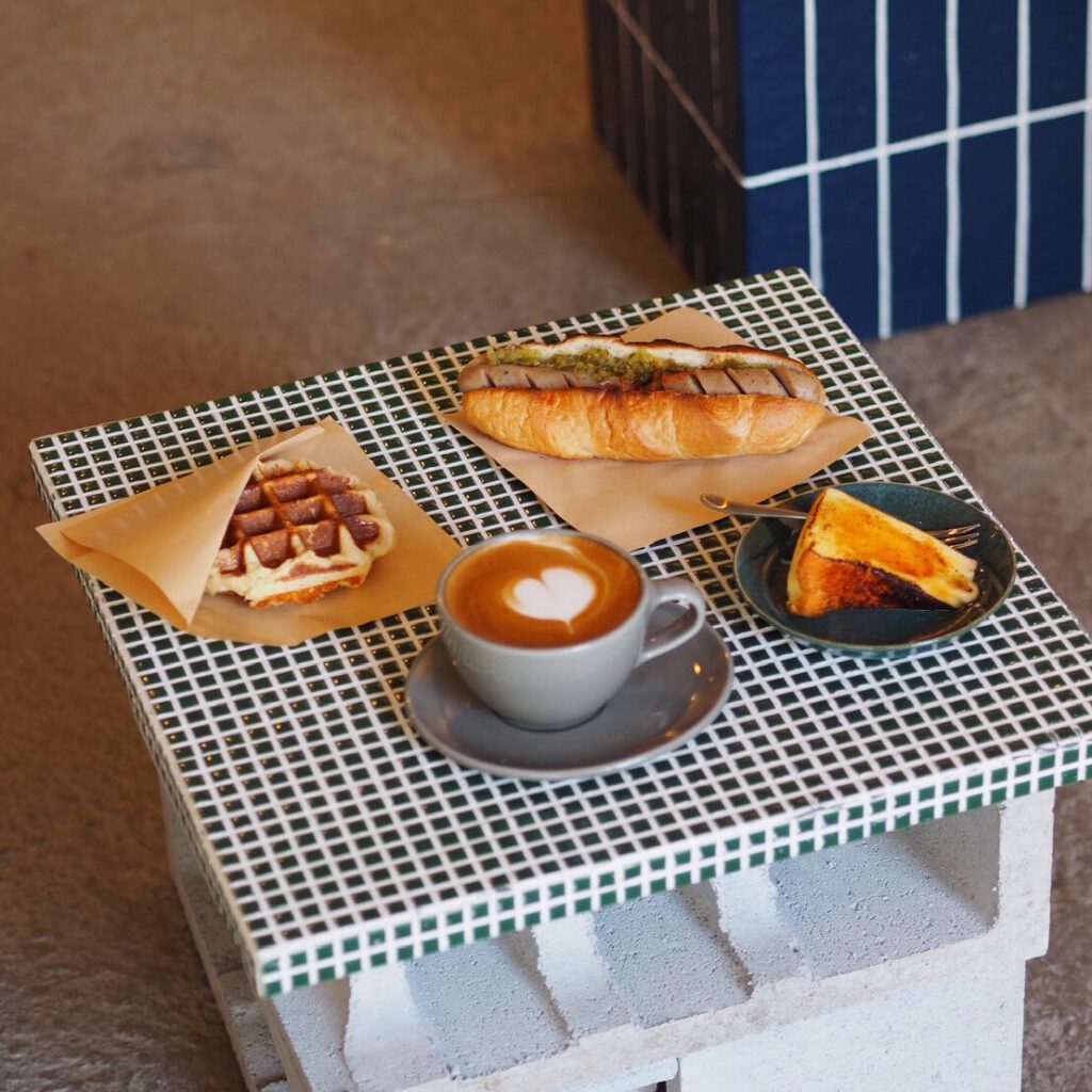 カフェフリスキーのテーブル画像